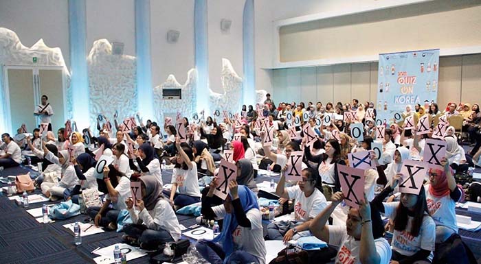  
Participants in the 2018 Quiz on Korea preliminary rounds in Indonesia answer  yes-no questions.